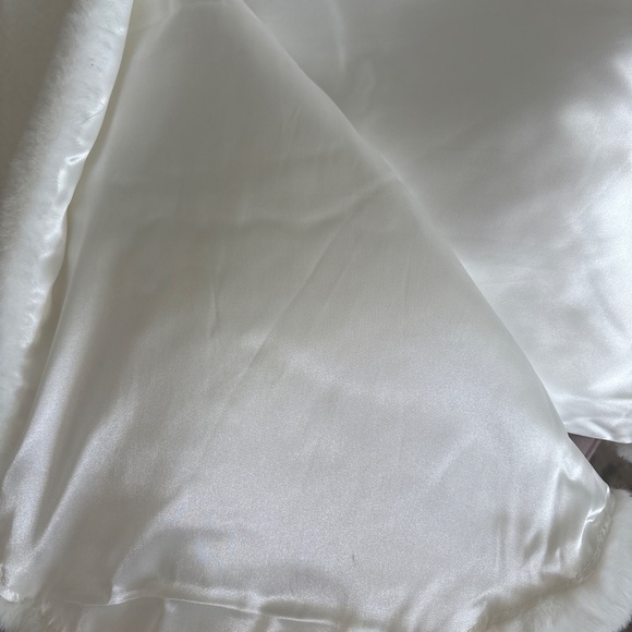 Girls Fur Cape - Picture 6 of 8